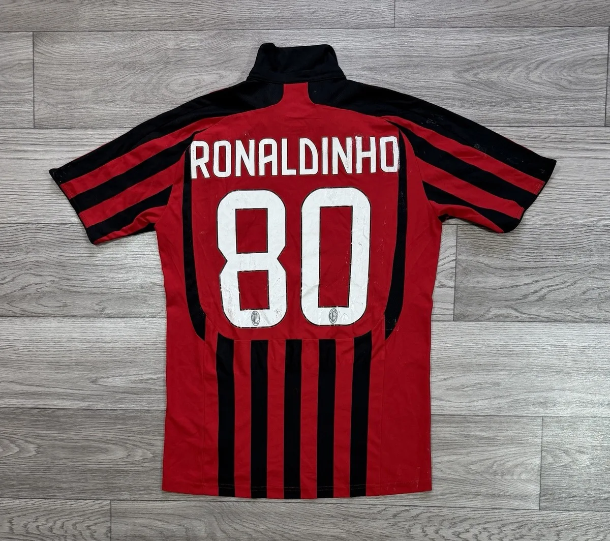 AC Milan Ronaldinho 80 en Ibrahimovic 11 era-shirts — toont per-speler verificatie als kooplogica