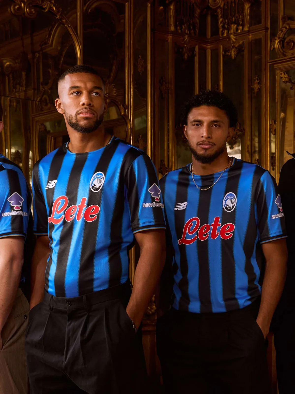 Atalanta thuisshirt 25/26 tegenover 26/27 als streepvergelijking