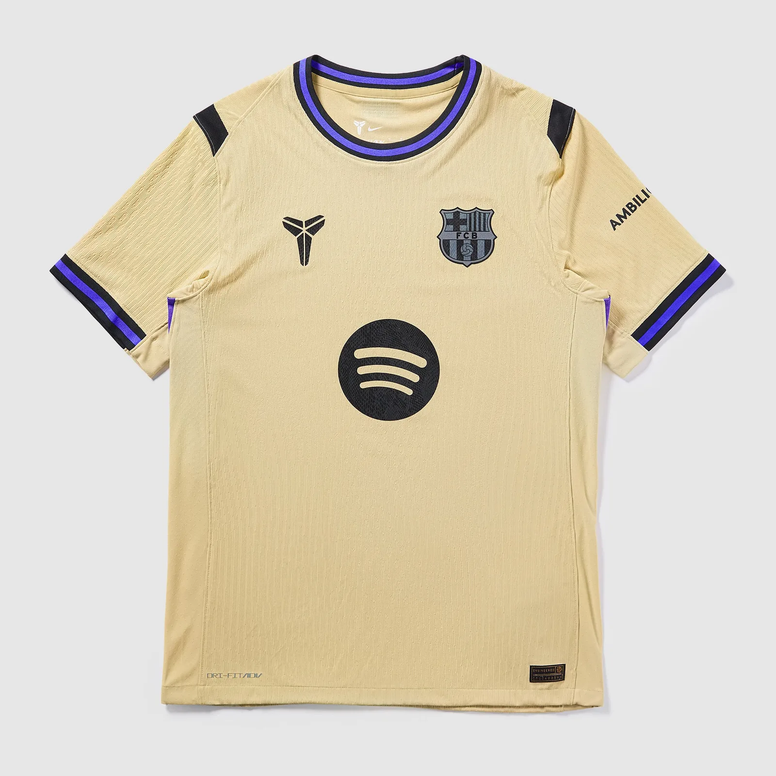 Barcelona uitshirt 2025/26 in goudgeel met zwarte en paarse details — toont het gelekte uitontwerp
