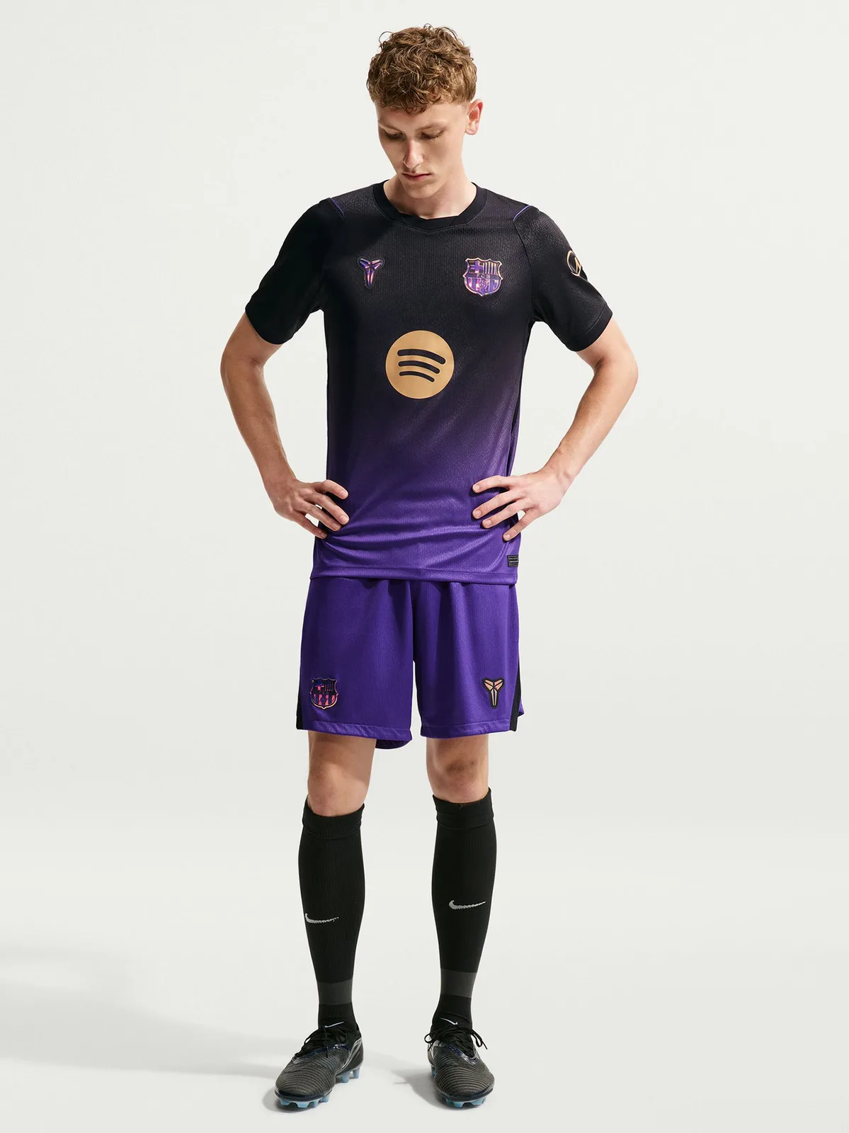 Barcelona uitshirt 2026/27 in paars-zwart met gouden details — toont het reported Kobe-tribuutontwerp