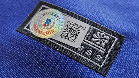 Detail van waslabel en badge op een voetbalshirt — toont welke echtheidskenmerken je tweedehands per listing controleert